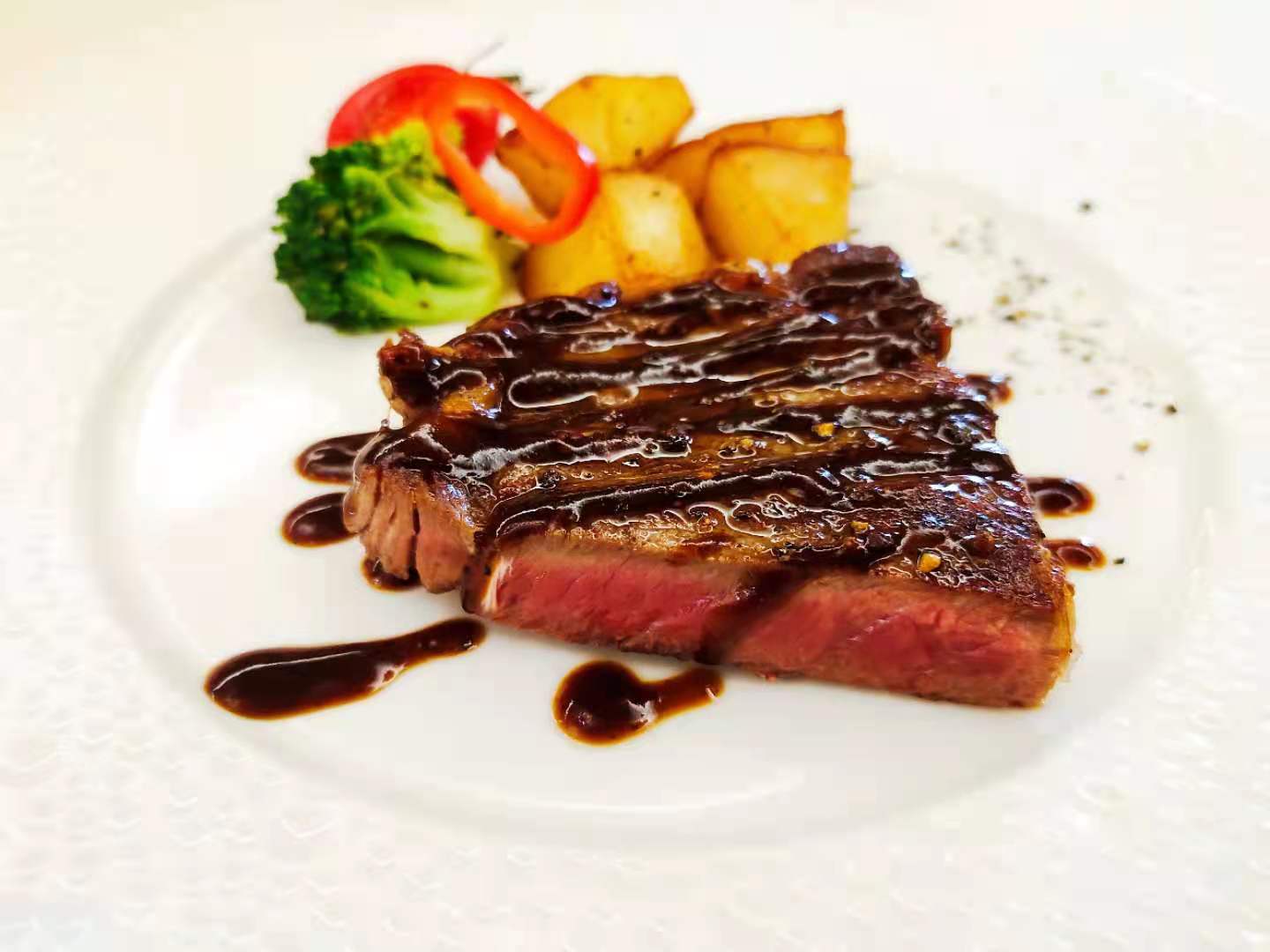 原價(jià)78元的牛排套餐只賣8.88元，吃起來(lái)就是個(gè)這？！